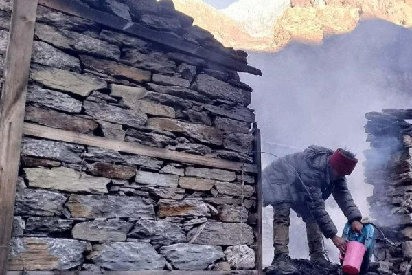 छेकम्पारमा आगलागी हुँदा एकजना घाइते